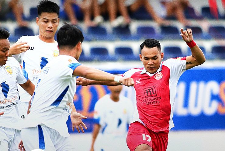Các cầu thủ TP.HCM (áo đỏ) thường xuyên phải xử lý trước số đông dày đặc cầu thủ Đồng Tháp