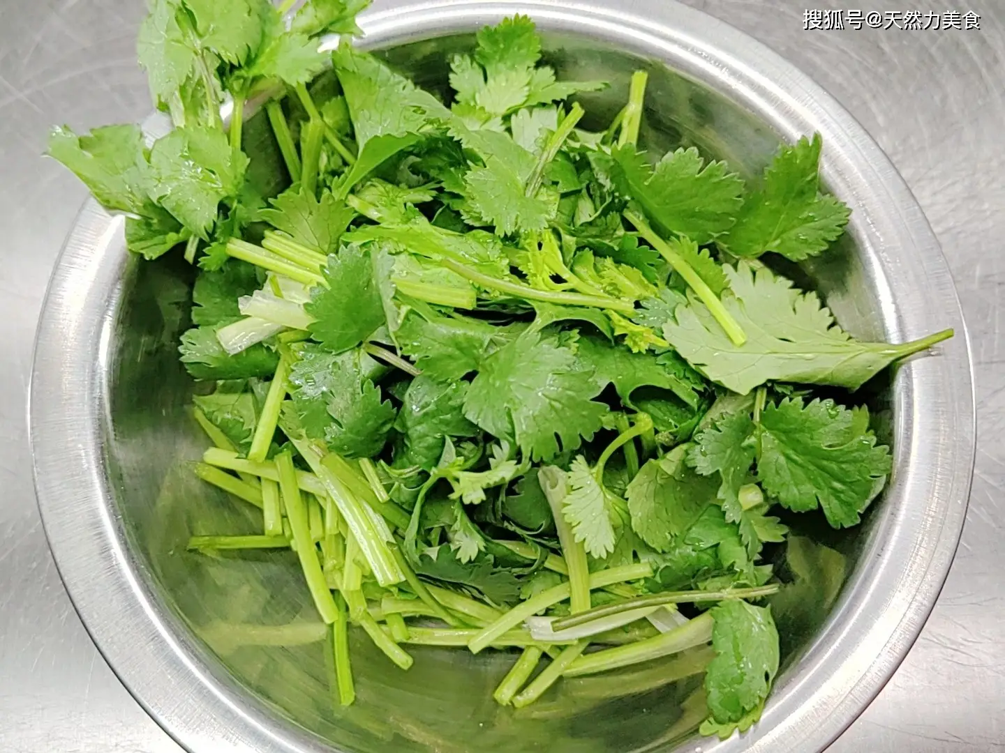Tỏi, gừng băm nhỏ. Rau mùi cắt khúc 3cm.