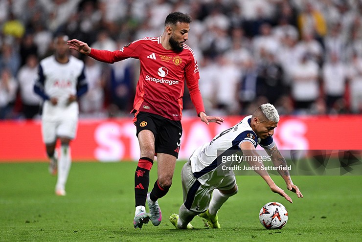 Mazraoui được đánh giá là thương vụ đáng giá nhất của "Quỷ đỏ" gần đây