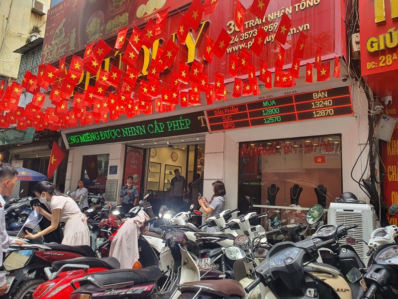 Giá vàng tại Phú Quý đầu giờ sáng nay, rất đông người đến giao dịch mua và bán.&nbsp;
