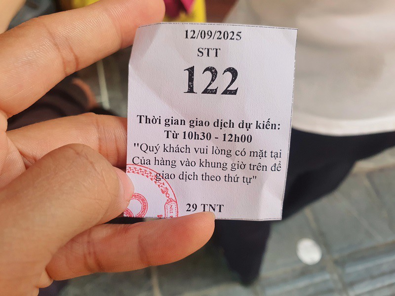 Đi mua vàng từ trước 9 giờ sáng nhưng bà Thanh vẫn xếp sau 121 người.