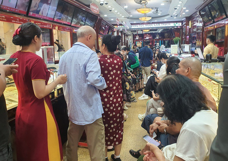 Hàng trăm người xếp hàng mua bán trong sáng nay. Mỗi người được mua tối đa tới 2 lượng vàng.