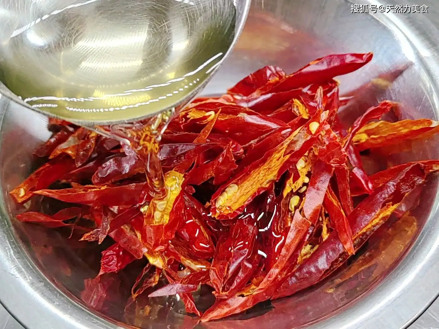 Ớt khô cắt sợi, bỏ hạt. Trộn với chút dầu ăn để khi xào không bị cháy khét.