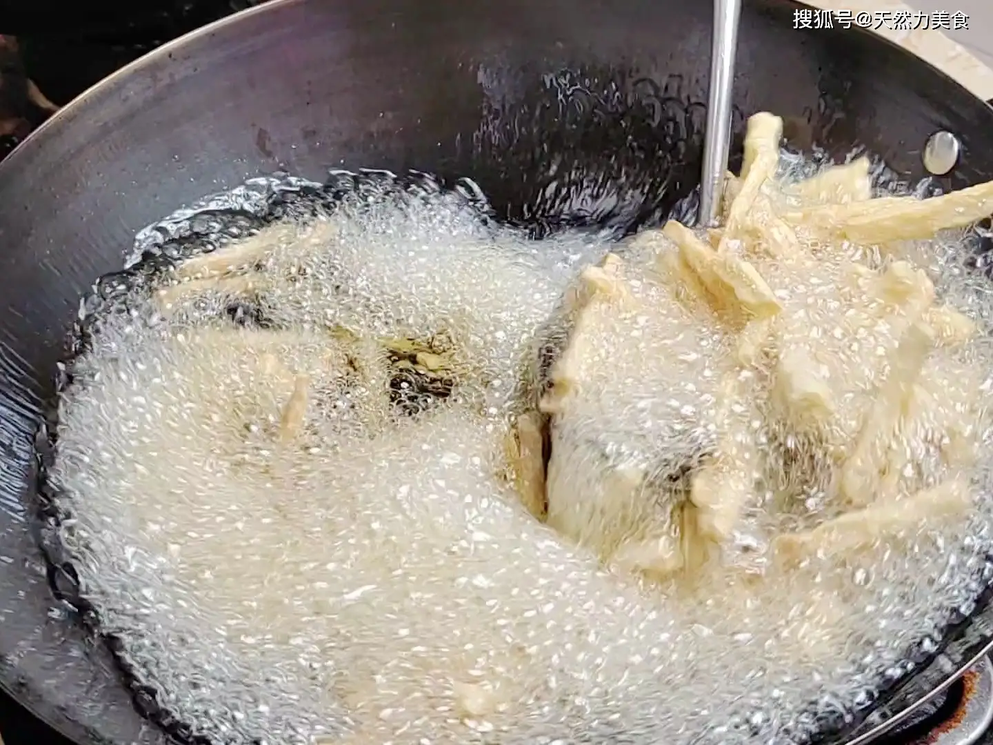 Chiên củ sen lần thứ nhất đến khi hơi vàng, vớt ra để ráo.