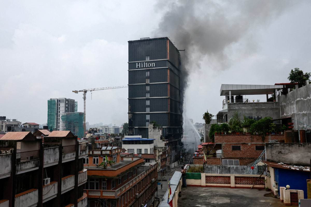 Khách sạn Hilton ở thủ đô Kathmandu, Nepal bị thiêu rụi một phần. Ảnh: Reuters.