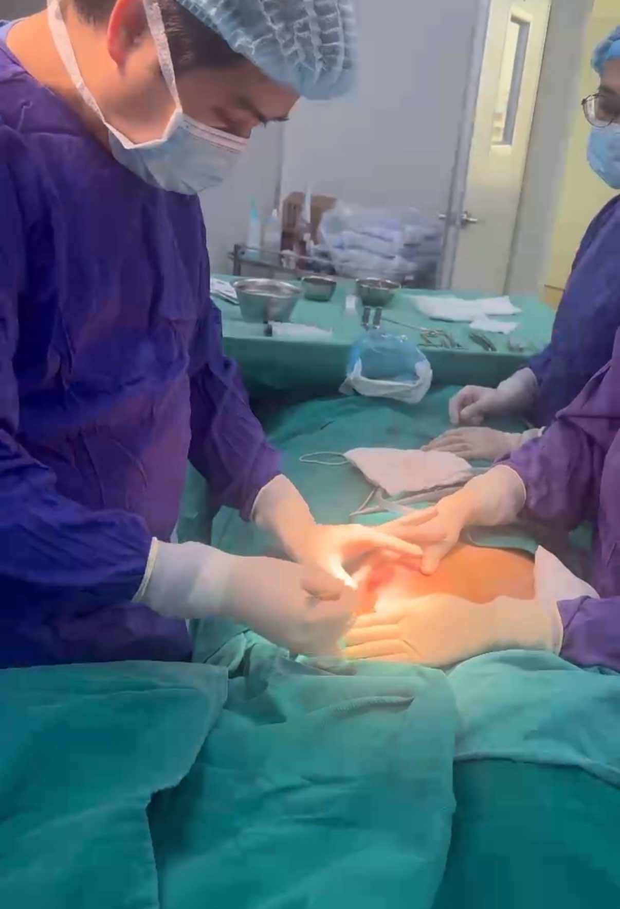 TS.BS Hoàng Thanh Tuấn, Phó Giám đốc Trung tâm Thẩm mỹ, Bệnh viện Trung ương Quân đội 108 đang phẫu thuật cho bệnh nhân.