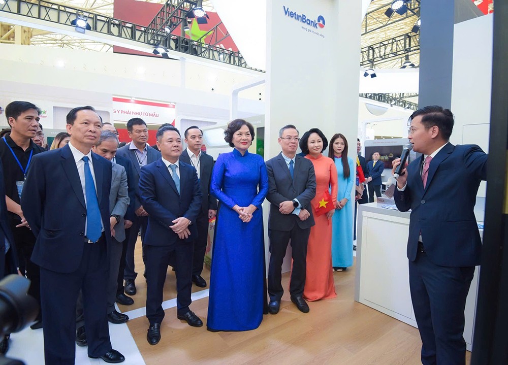 Lãnh đạo Ngân hàng Nhà nước tham quan trải nghiệm tại gian hàng VietinBank