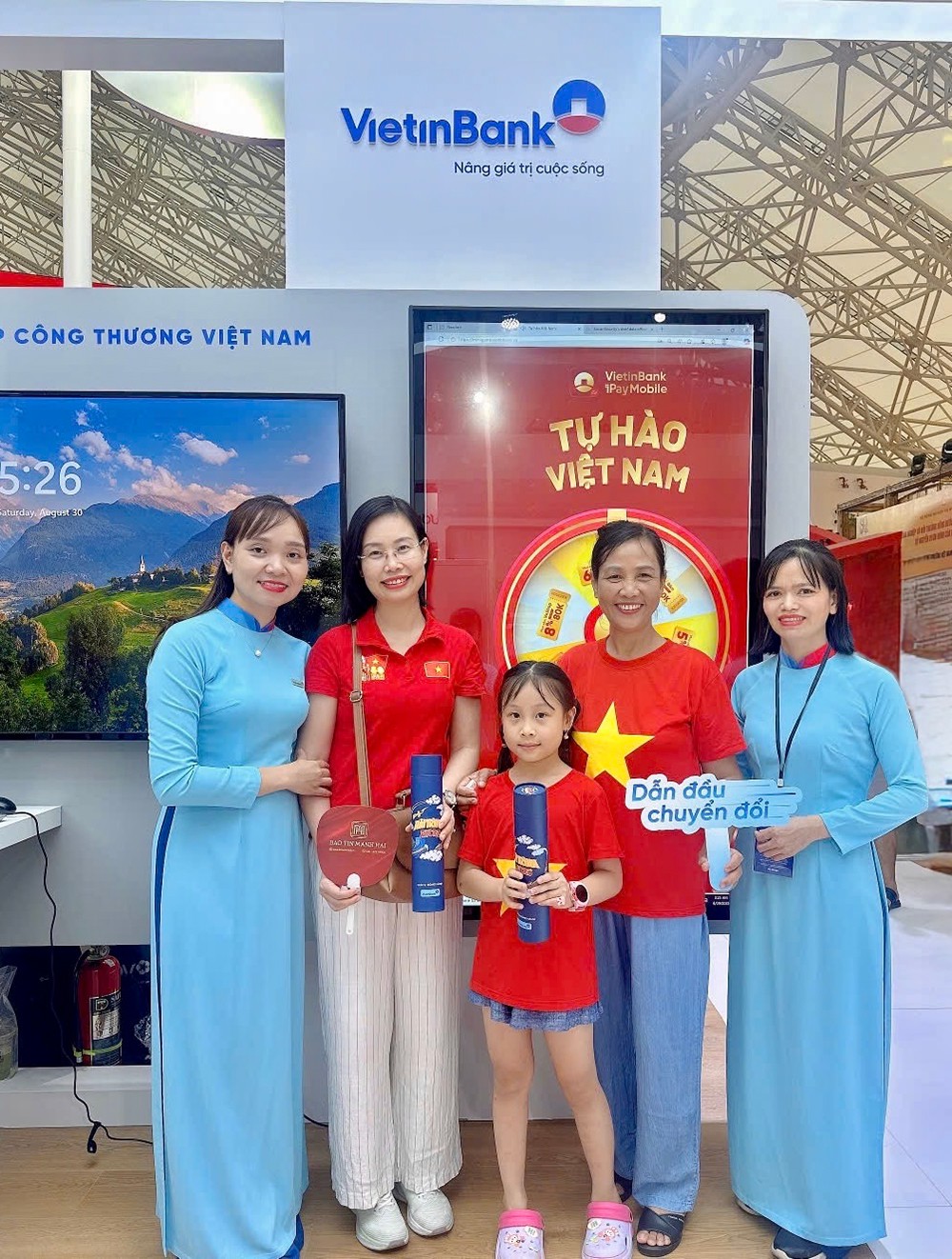 Nhận quà khi check-in gian hàng VietinBank tại Triển lãm thành tựu đất nước - 6
