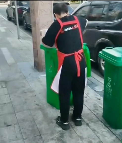 Hình ảnh múc dầu từ video được phát tán