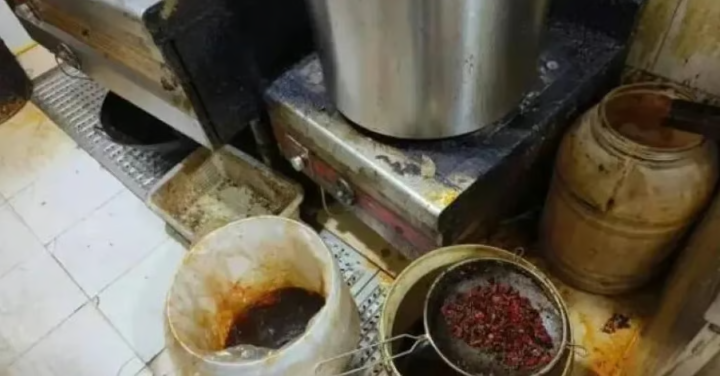 Việc sử dụng cái gọi là dầu thải ở trên không phải là hiếm ở các nhà hàng tại Trung Quốc. Ảnh: Weibo