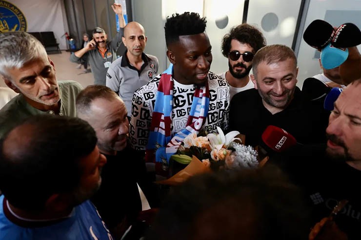 Các fan Trabzonspor chào đón Onana