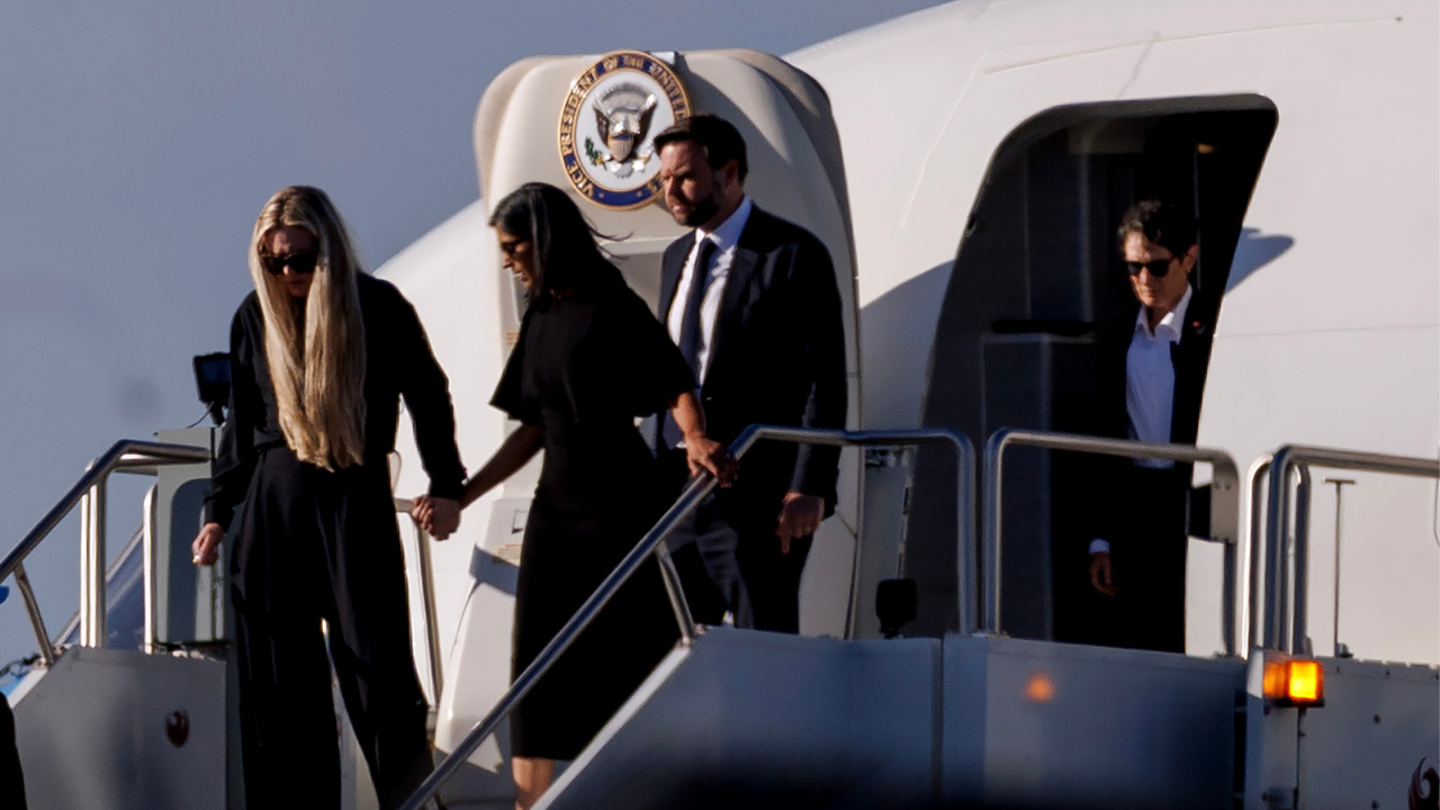 Erika Frantzve nắm tay bà Usha Vance khi cả hai rời chuyên cơ Không lực Hai. Ảnh: Getty Images.