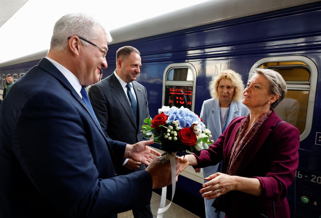 Tân Ngoại trưởng Anh Yvette Cooper (mặc áo tím) trong chuyến thăm Kiev (ảnh: Reuters)