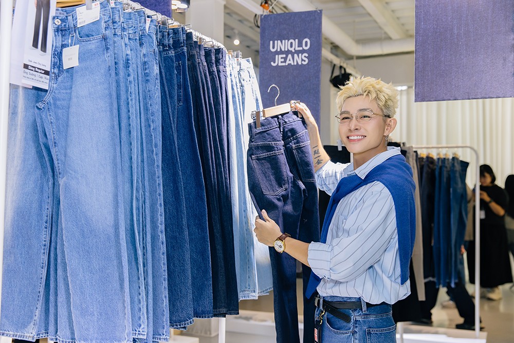 Ca sĩ Jun Phạm đã thể hiện sự yêu thích đặc biệt với mẫu Quần Jeans trong BST UNIQLO Jeans 2025