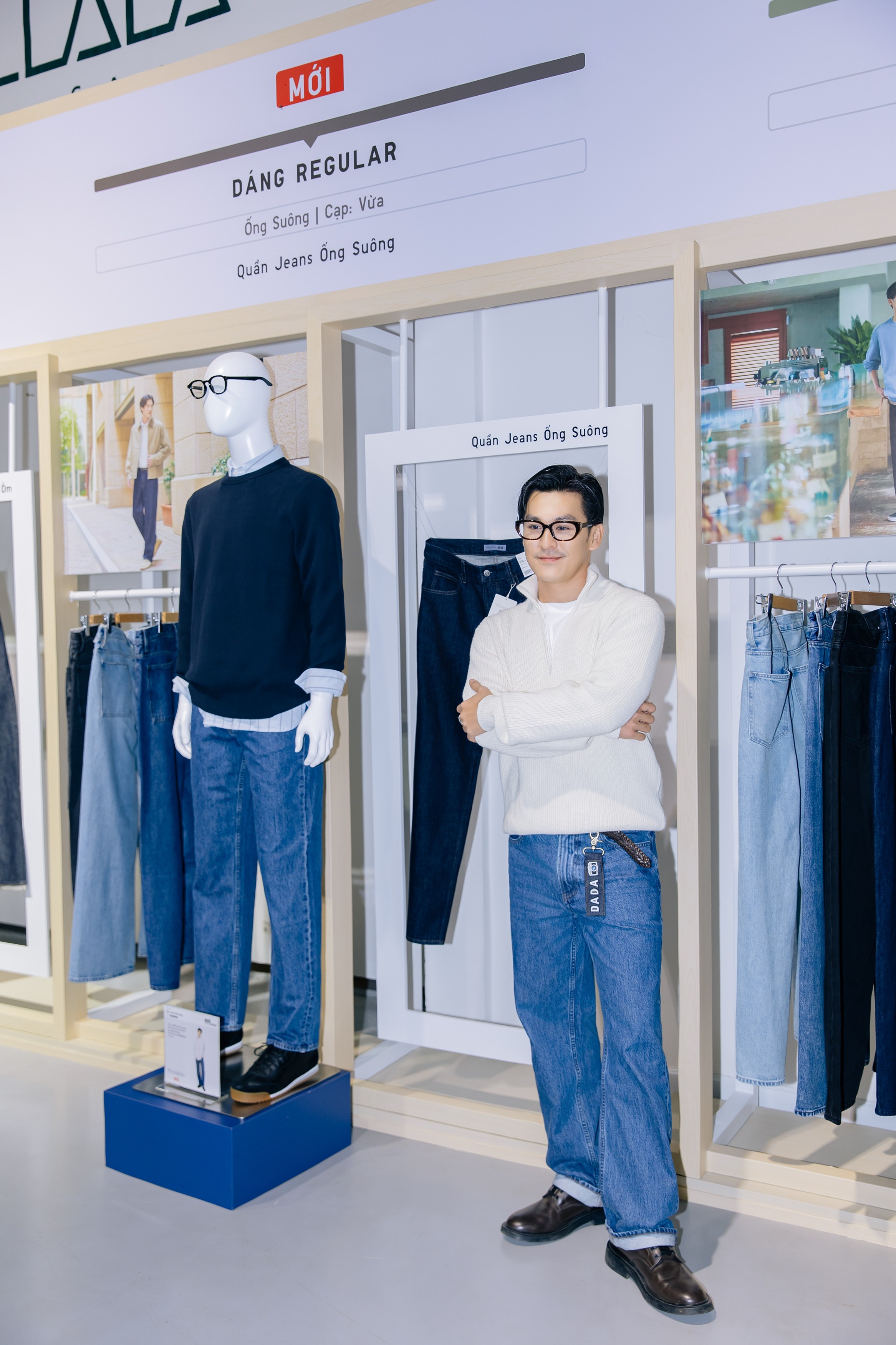 Thiên Minh lựa chọn bản phối với JWA Quần Jeans Ống Suông từ UNIQLO