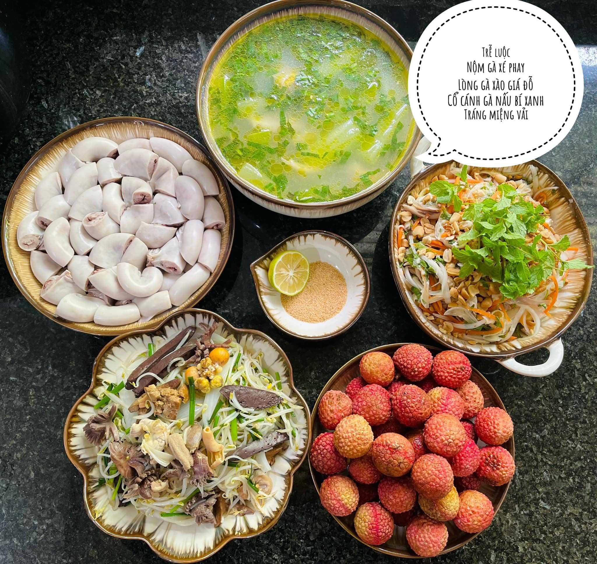 Tràng lợn&nbsp;luộc - Lòng gà xào giá - Nộm gà xé phay - Cổ cánh gà nấu canh bí xanh