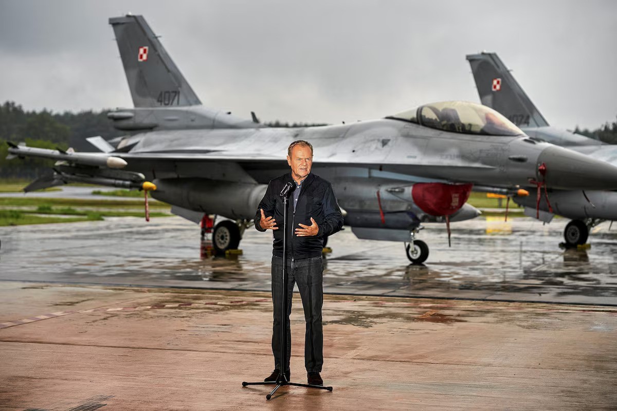 Thủ tướng Ba Lan Donald Tusk phát biểu tại Căn cứ Không quân Chiến thuật số 32 ở Lask (Ba Lan) hôm 11/9 (ảnh: Reuters)