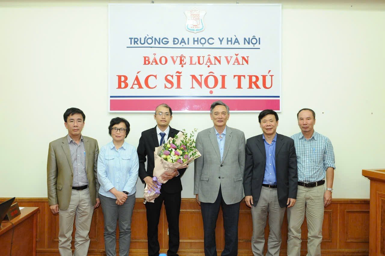 Ngày bảo vệ Luận văn Bác sĩ nội trú, mái tóc của bác sĩ Chương đã rụng đi một nửa.