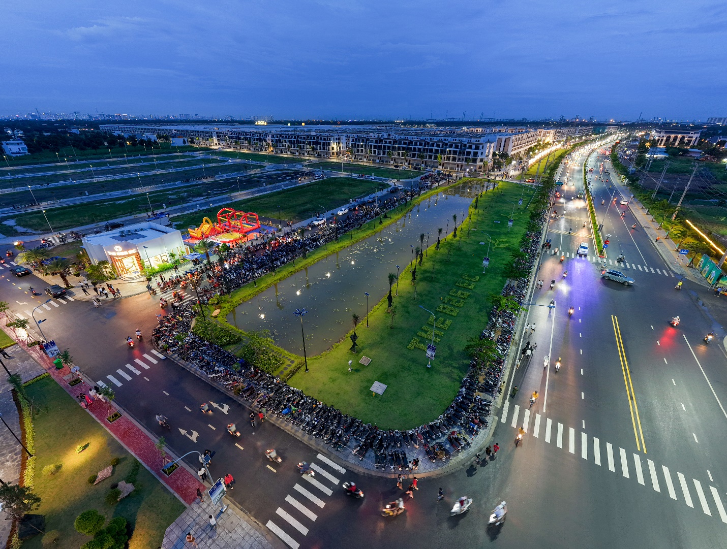 Ngay nội khu dự án The 826 EC cũng là hệ sinh thái đáng sống bậc nhất với chuỗi tiện ích và cảnh quan hiện đại, chiếm tới 26,000m² diện tích.