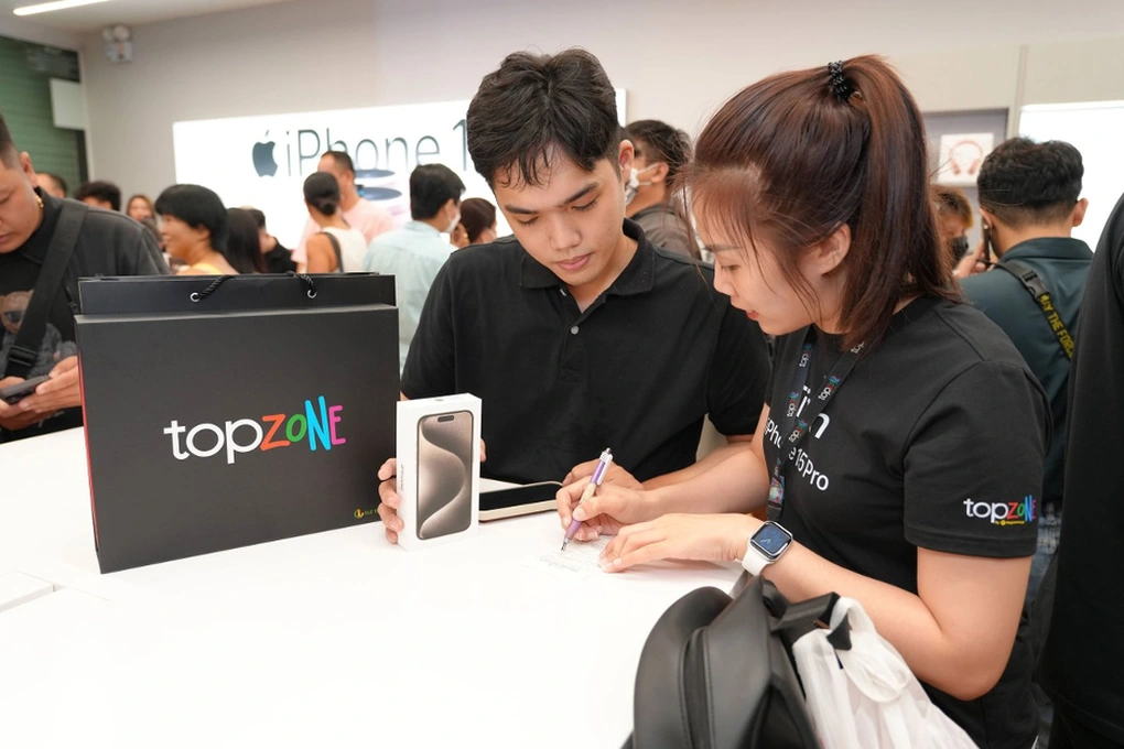 TopZone luôn “mạnh tay” tặng nhiều phần quà cho fan vào mỗi đợt mở bán.