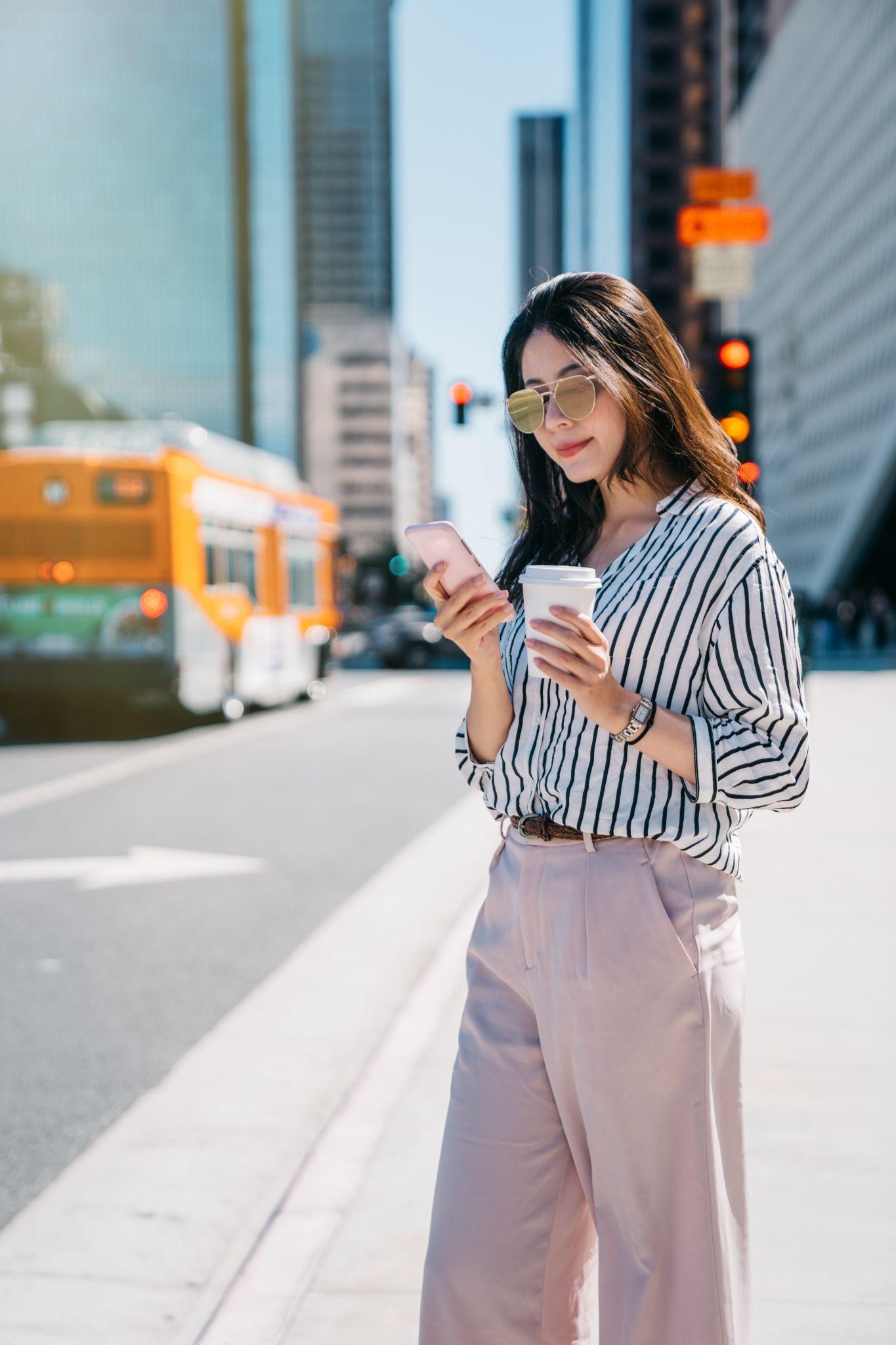 Kính râm chống tia UV vừa nâng tầm outfit vừa bảo vệ mắt dưới nắng hè gay gắt