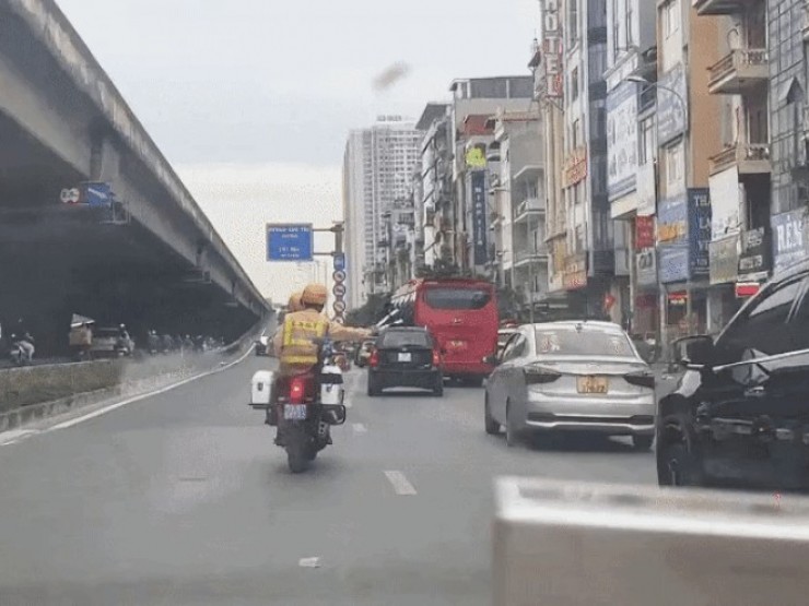 Hà Nội: CSGT mở đường 8 km, bế người phụ nữ bị co giật vào viện kịp thời