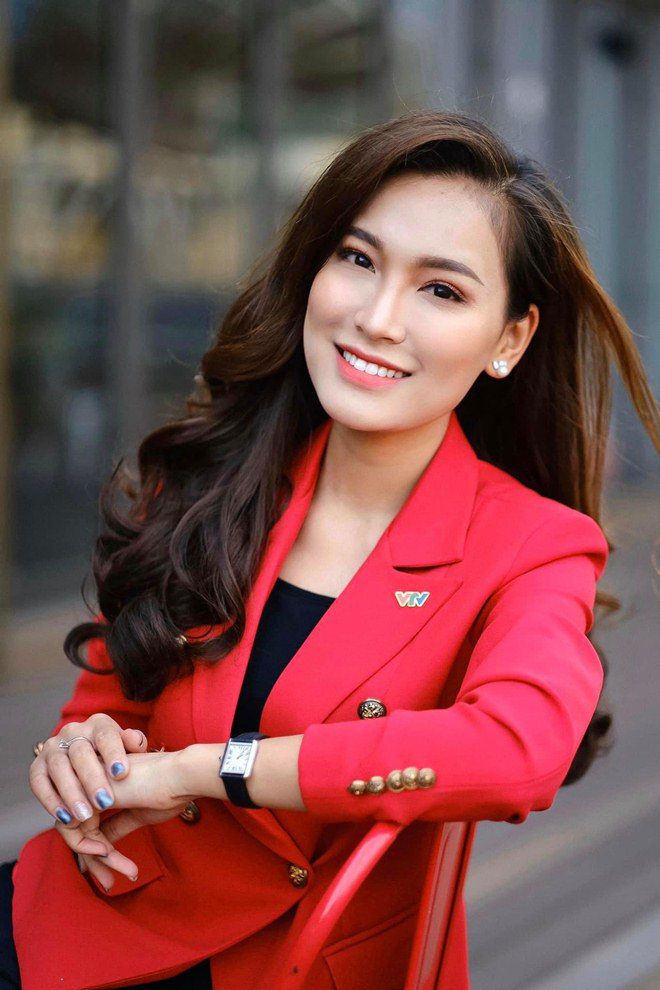 Chân dung BTV kín tiếng từng đạt giải Nhì Văn quốc gia dẫn Thời sự 19h VTV - 7