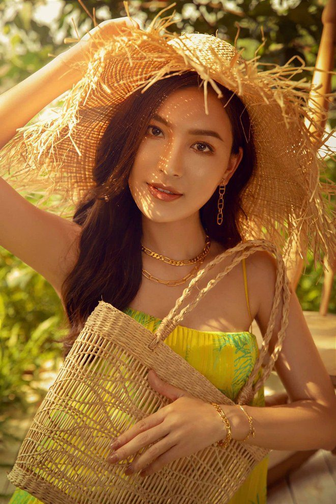 Váy maxi xếp tầng, váy ren cut-out tinh tế, trang phục bohemian với mũ cói và phụ kiện vàng thể hiện khía cạnh năng động, yêu đời.