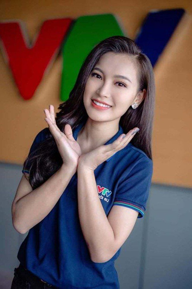 Chân dung BTV kín tiếng từng đạt giải Nhì Văn quốc gia dẫn Thời sự 19h VTV - 9