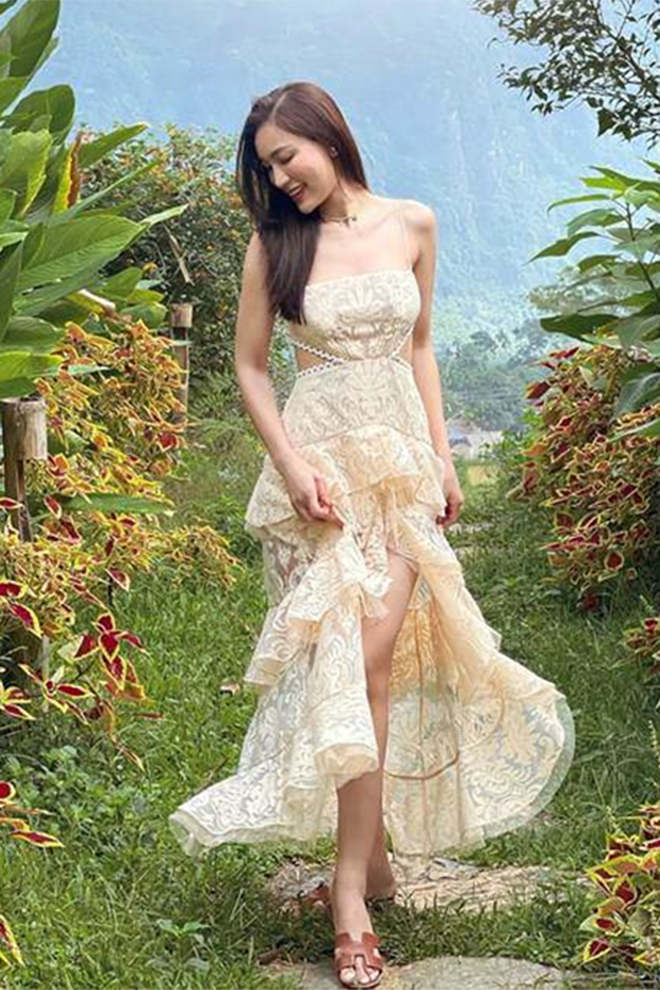 Khi du lịch nghỉ dưỡng, phong cách của Linh Thủy trở nên tự do và rực rỡ với màu sắc nổi bật và mềm mại.&nbsp;