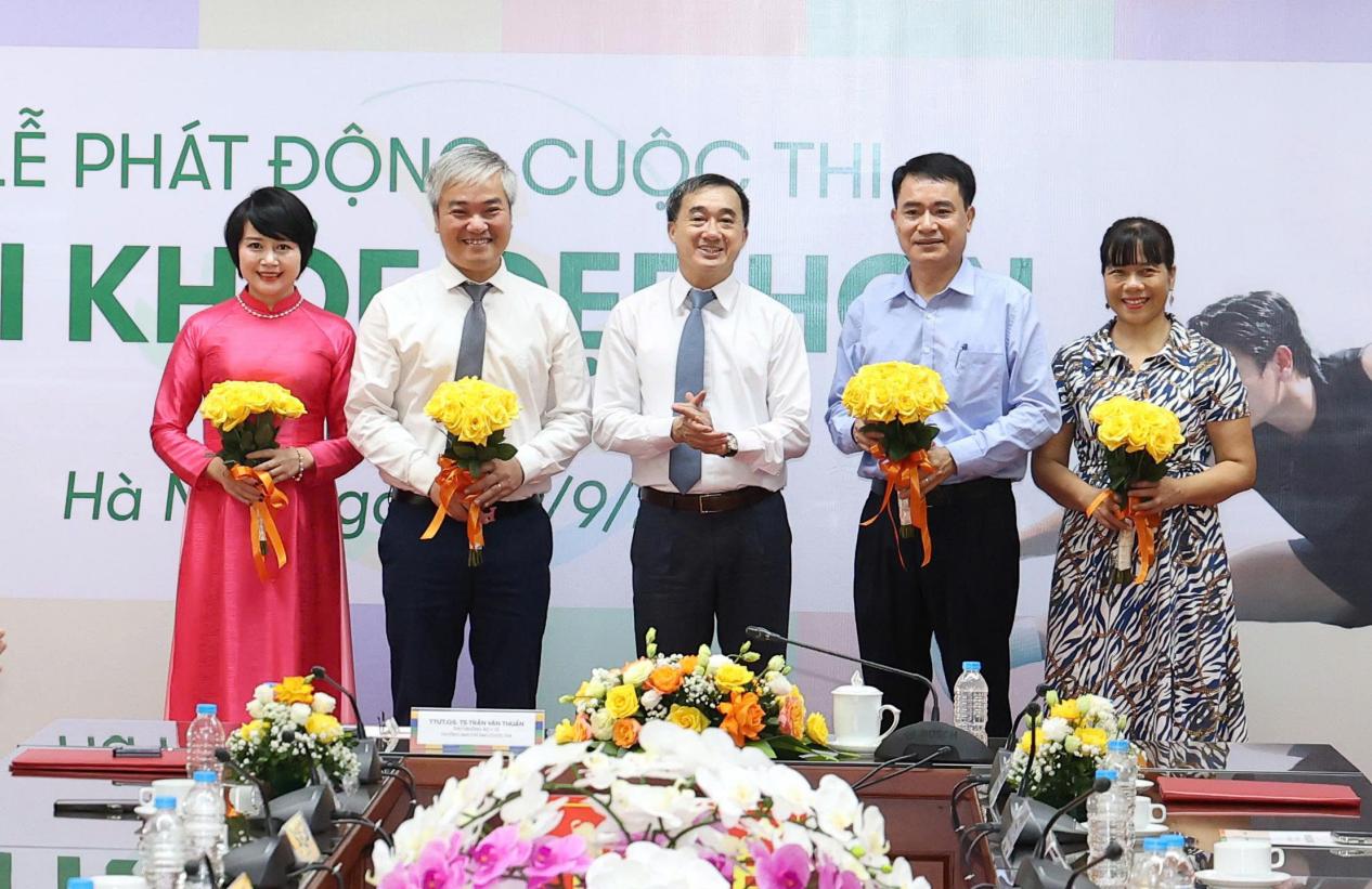 TTƯT.GS.TS Trần Văn Thuấn, Thứ trưởng Bộ Y tế, Trưởng Ban Chỉ đạo Cuộc thi Tôi Khỏe Đẹp Hơn lần 4 tặng hoa cho Hội đồng Giám khảo.