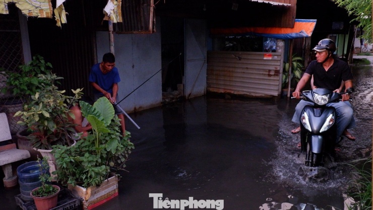 Vật vã &#39;be bờ, tát nước&#39; bên cạnh dự án chống ngập 10.000 tỷ - 9