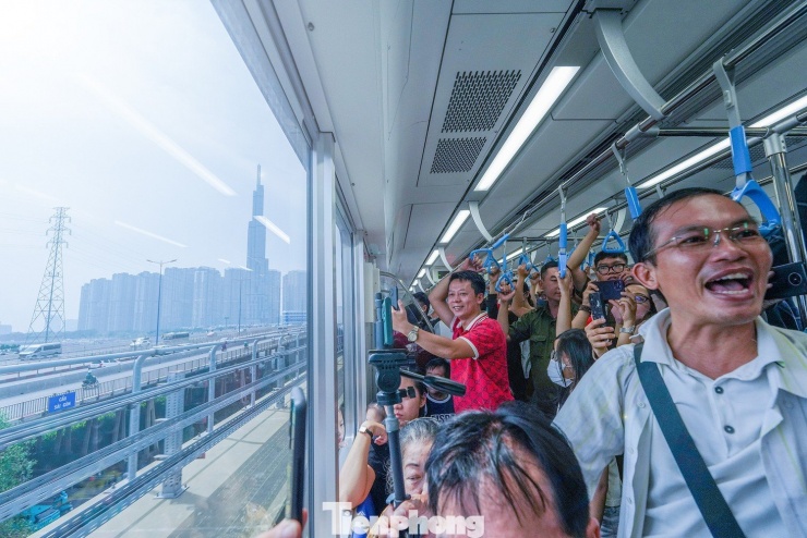 Hành khách đi tàu metro TPHCM. Ảnh: Phạm Nguyễn