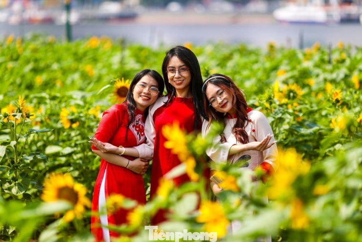 Với lợi thế cảnh quan đẹp, tiện ích đa dạng và không gian mở, công viên bờ sông Sài Gòn hứa hẹn trở thành điểm vui chơi giải trí hàng đầu ở TPHCM mỗi dịp lễ, Tết, đồng thời là biểu tượng cho nỗ lực xây dựng thành phố xanh – văn minh – hiện đại. Ảnh: Duy Anh