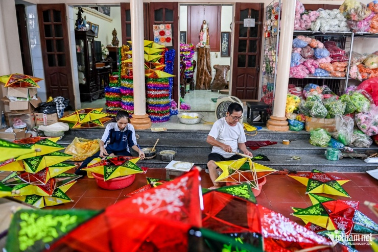 Cảnh khác lạ ở làng làm đèn ông sao nổi tiếng ở Ninh Bình - 1