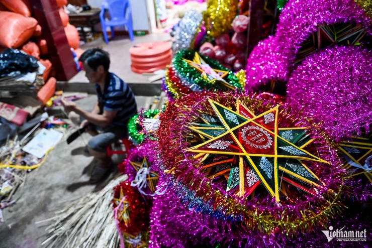Cảnh khác lạ ở làng làm đèn ông sao nổi tiếng ở Ninh Bình - 6