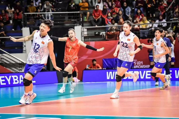 Đặng Thị Hồng (số 12) trong trận Việt Nam thắng chủ nhà Indonesia 3-0 ở giải bóng chuyền nữ U-21 thế giới 2025. Ảnh: WORLD VOLLEYBALL