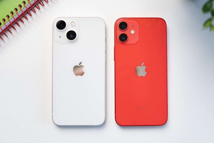 iPhone 13 mini và iPhone 12 mini.
