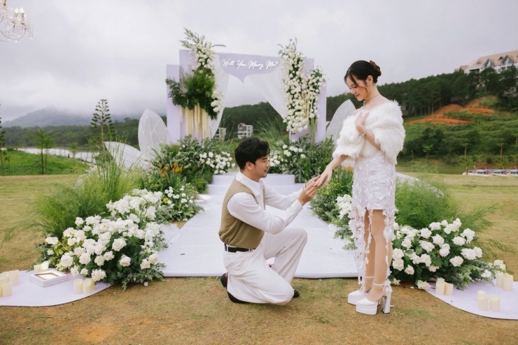 Tối 12/9, Đoàn Minh Tài đăng ảnh anh quỳ gối trao nhẫn cầu hôn cho bạn gái. Diễn viên nói trong chuyến đi Đà Lạt hồi tháng 7, anh đã ngỏ lời hỏi cưới Sunny Đan Ngọc và được cô đồng ý.