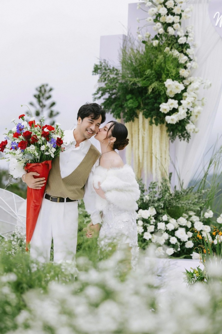 Đoàn Minh Tài và hôn thê tình tứ trong không gian lãng mạn của lễ cầu hôn ở Đà Lạt. Cả hai lên kế hoạch tổ chức đám cưới vào ngày 25/12, mời khoảng 800 khách, trong đó có nhiều bạn bè, đồng nghiệp trong làng giải trí.