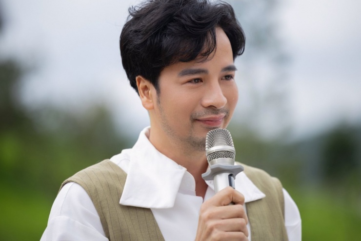 'Cảm ơn em đã yêu anh, không chê anh già và cho anh được nắm tay em. Chúng ta hãy cùng nhau đi qua hết thăng trầm cuộc đời này em nhé. Anh yêu em', Đoàn Minh Tài nhắn nhủ Sunny Đan Ngọc.