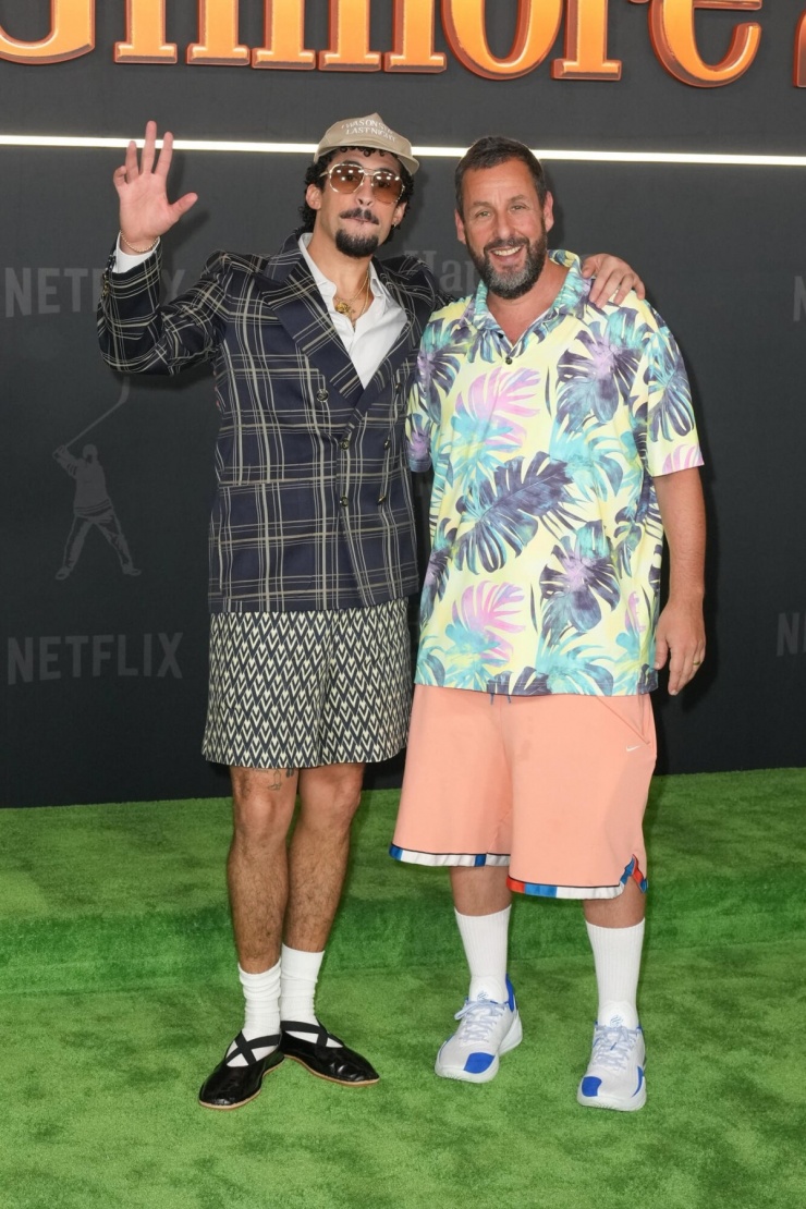 Một số sao nam ủng hộ phong cách này, như Bad Bunny (trái). Tại buổi ra mắt Happy Gilmore 2 tại New York tháng 7, anh mang đôi ballet đen với quai bắt chéo, phối blazer và quần short bermuda. Ảnh: Variety
