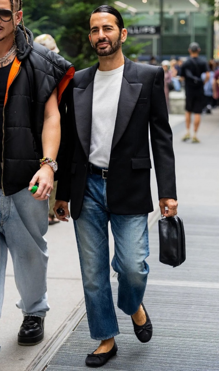 Nhà thiết kế Marc Jacobs thường xuyên dùng giày của nữ. Ngoài những đôi cao gót, anh còn có đôi búp bê màu đen. Ảnh: SplashNews