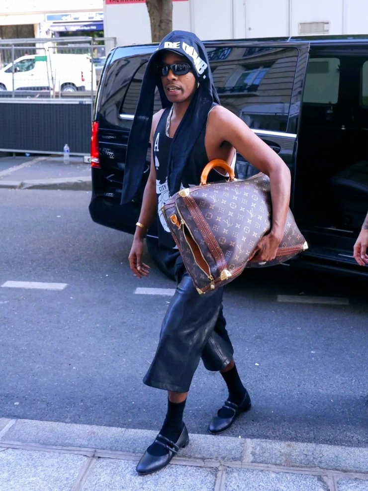 Phong cách đường phố của ASAP Rocky với đôi Mary Jane ăn ý quần lửng da cao cấp. Rapper tạo phong cách bằng túi Louis Vuitton cỡ đại. Ảnh: Backgrid