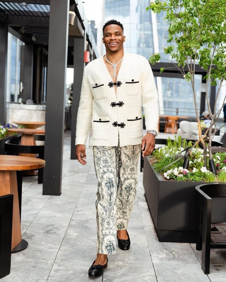Cầu thủ Mỹ Russell Westbrook tạo vẻ lạ mắt với giày ballet đính nơ thay vì giày loafer khi diện áo khoác và quần họa tiết cách điệu. Ảnh: Instagram nicoleellemakeup