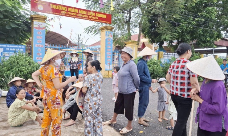 Nhiều phụ huynh và người dân tập trung trước cổng điểm Trường mầm non ở thôn Hậu để bày tỏ ý kiến chưa đồng thuận dồn điểm trường này. Ảnh: Nguyễn Thắng