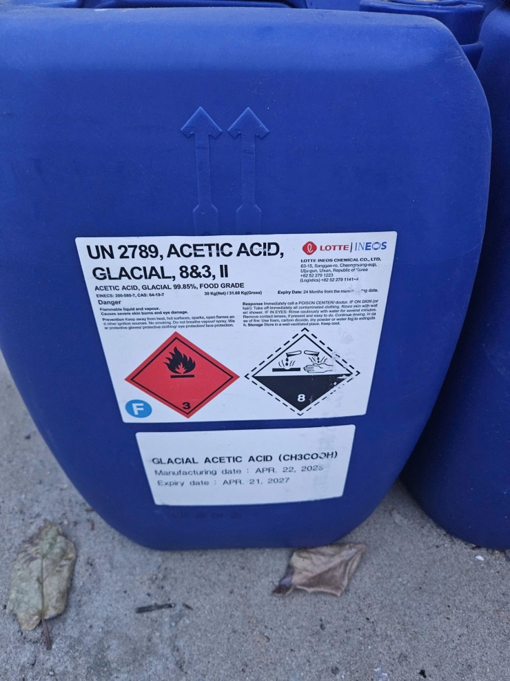 Nguyên liệu để sản xuất nước giấm là axit công nghiệp.