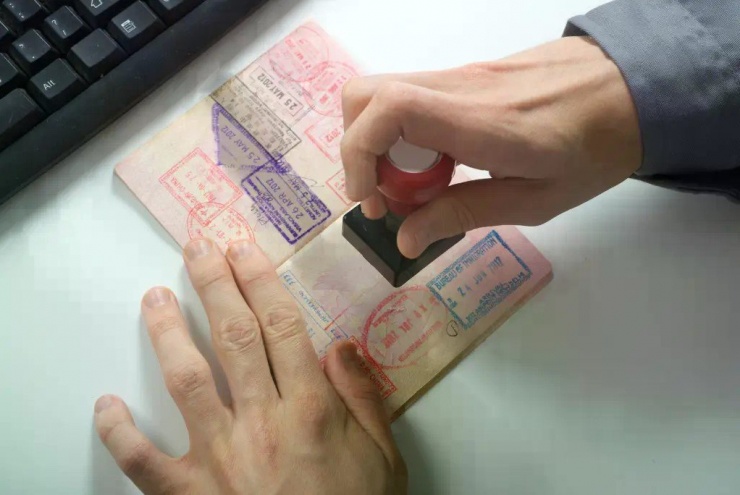 Dấu mộc hộ chiếu đang dần bị loại bỏ khi các quốc gia áp dụng hệ thống kỹ thuật số sử dụng sinh trắc học như nhận dạng khuôn mặt và dấu vân tay. Ảnh: Artwell.