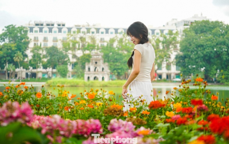 Hồ Gươm rực rỡ sắc hoa, khoảnh khắc đẹp như cổ tích giữa lòng Hà Nội - 5