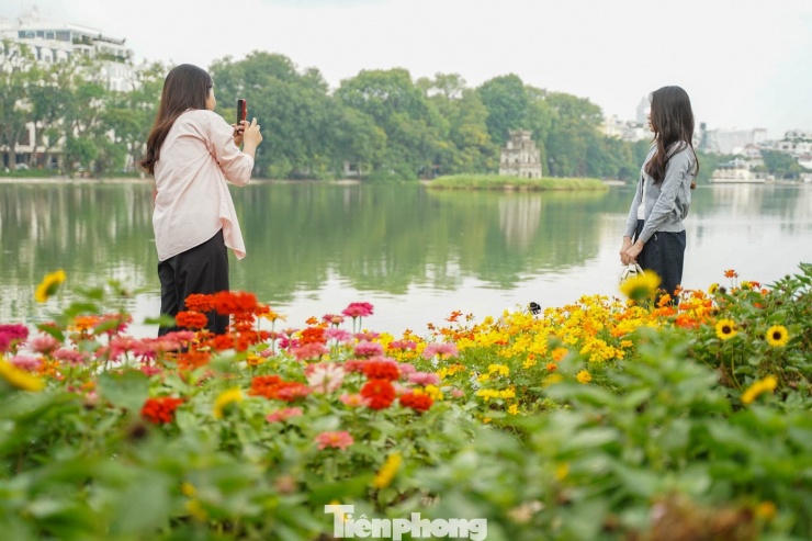 Hồ Gươm rực rỡ sắc hoa, khoảnh khắc đẹp như cổ tích giữa lòng Hà Nội - 6